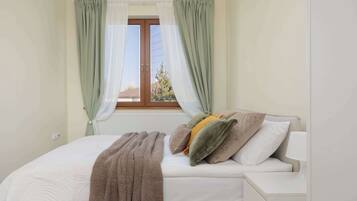 3 bedrooms, desk, iron/ironing board, travel crib