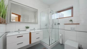 Douche, sèche-cheveux, serviettes fournies, shampoing