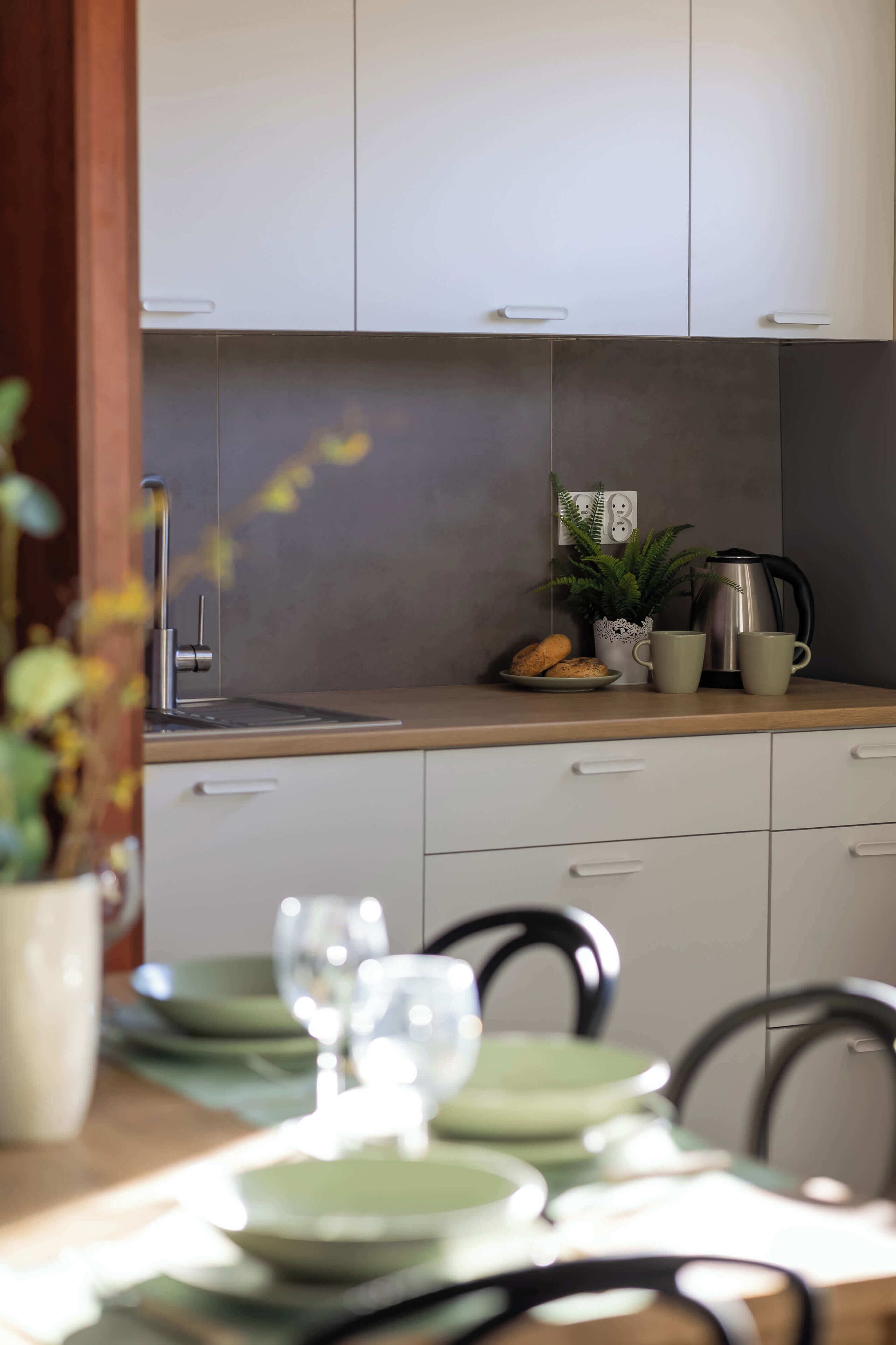 Réfrigérateur, micro-ondes, plaque de cuisson, bouilloire électrique