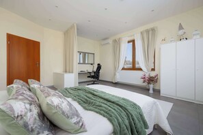 3 makuuhuonetta, työpöytä, silitysrauta/-lauta, vauvan matkasänky