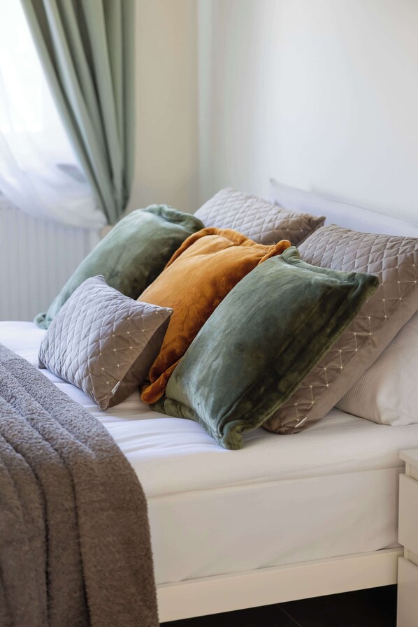 3 bedrooms, desk, iron/ironing board, travel crib