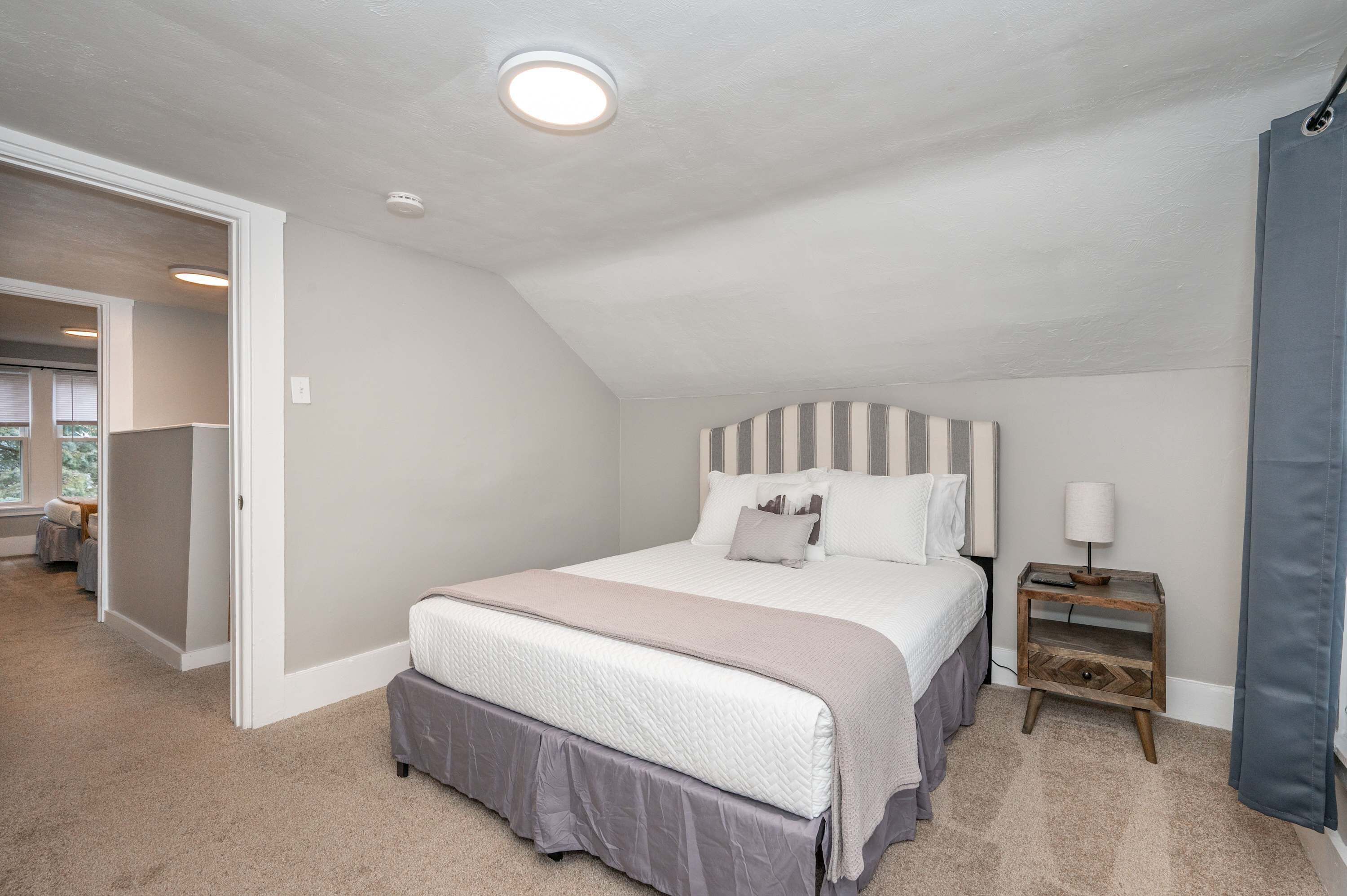 3 bedrooms, desk, iron/ironing board, travel crib
