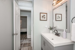 Shower, hair dryer, towels - The Washington Cottage - 6ppl (Harrison)