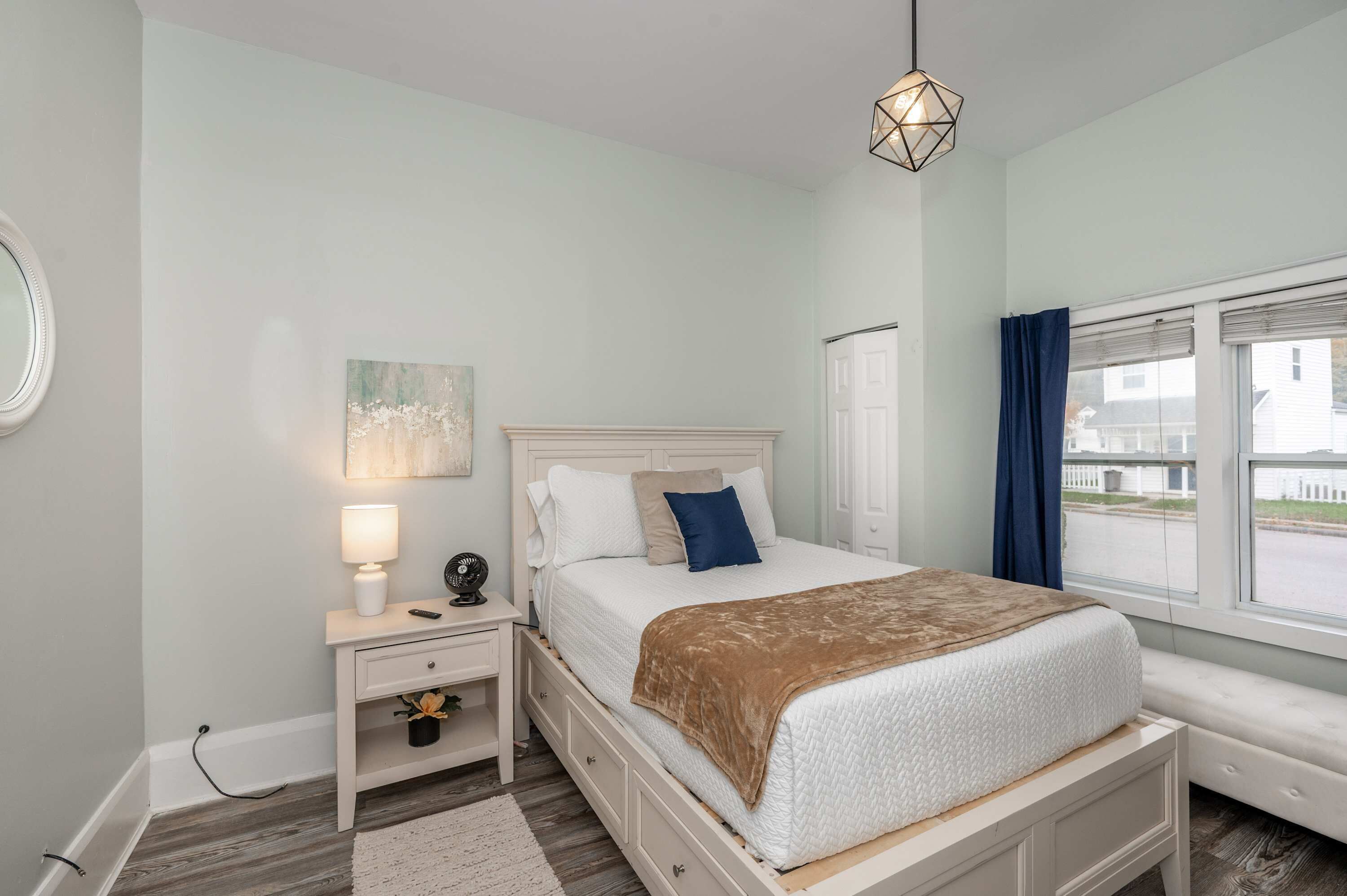 3 bedrooms, iron/ironing board, WiFi, bed sheets