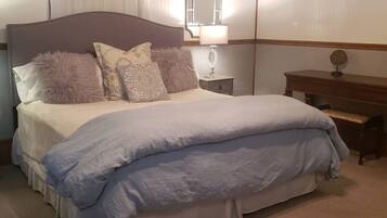 Desk, iron/ironing board, WiFi, bed sheets