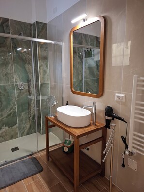 Douche, séchoir à cheveux, bidet, serviettes fournies