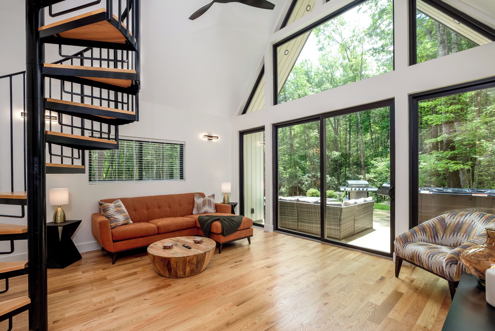 ハウス パティオ ガーデンビュー | リビング エリア | 65 インチのスマートテレビ (デジタル放送視聴可)