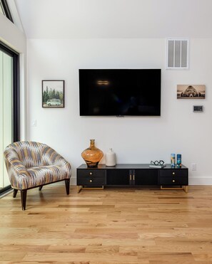 Ferienhaus, Terrasse, Gartenblick | Wohnbereich | 65-Zoll-Smart-TV mit Digitalempfang