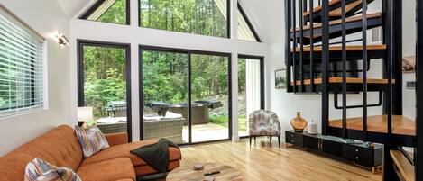 ハウス パティオ ガーデンビュー | リビング エリア | 65 インチのスマートテレビ (デジタル放送視聴可)