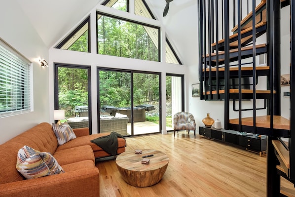 Ferienhaus, Terrasse, Gartenblick | Wohnbereich | 65-Zoll-Smart-TV mit Digitalempfang