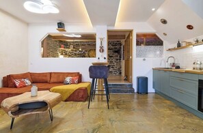 Books, video library, stereo - Le Calypso: balneo love room with Jacuzzi, near the beach (Collioure)
