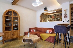 Books, video library, stereo - Le Calypso: balneo love room with Jacuzzi, near the beach (Collioure)