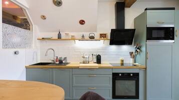 Een koelkast, een magnetron, een oven, een kookplaat