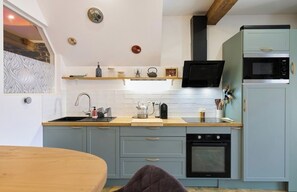 Een koelkast, een magnetron, een oven, een kookplaat