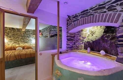 Le Calypso: balneo love room with Jacuzzi, near the beach