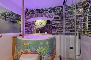 Jetted tub, hair dryer, towels, soap - Le Calypso: balneo love room with Jacuzzi, near the beach (Collioure)