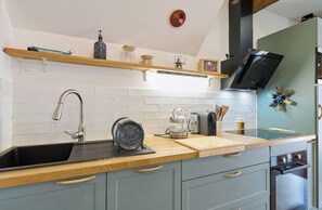 Een koelkast, een microgolfoven, een oven, een kookplaat