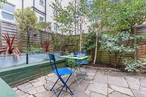 Outdoor dining - Quiet 2-Bed Flat with Garden & Parking Near Thames Great for Work or Relaxation (London)