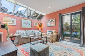 Smart TV - Quiet 2-Bed Flat with Garden & Parking Near Thames Great for Work or Relaxation (London)
