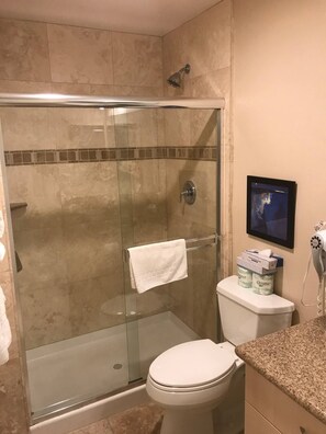 مجففات شعر، مناشف، صابون، ورق حمّام