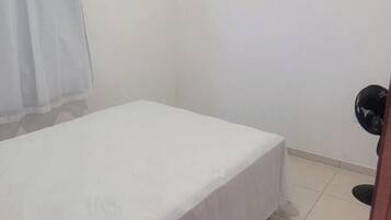 3 quartos, acesso à internet, roupa de cama