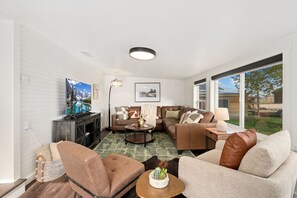 Casa, varias camas, patio, vista al jardín (322 N Sunset St) | Área de sala de estar