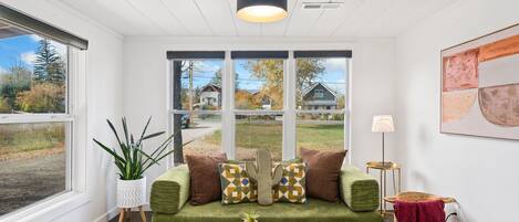 House, Multiple Beds, Patio, Garden View (322 N Sunset St) | Living area