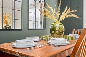 Huis, Meerdere bedden, terras, uitzicht op tuin (322 N Sunset St) | Dineren