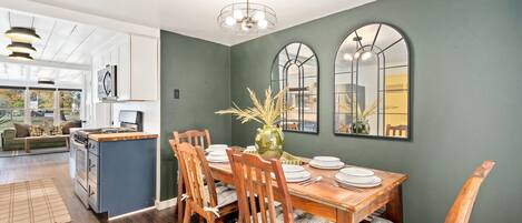 獨棟房屋, 多張床, 庭院, 花園景觀 (322 N Sunset St) | 用餐區