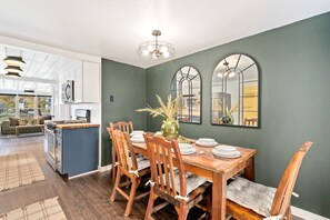 Casa, varias camas, patio, vista al jardín (322 N Sunset St) | Restaurantes