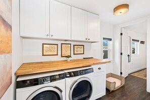 Casa, varias camas, patio, vista al jardín (322 N Sunset St) | Lavandería