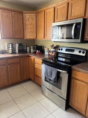 Fridge, microwave, oven, stovetop - Traveling professionals no cleaning fee, beach essentials, stocked kitchen (Sarasota)