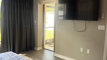 3 bedrooms, in-room safe, free WiFi, bed sheets