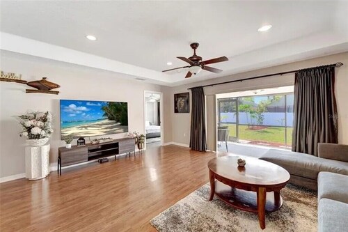Modern Sarasota Retreat ★ 10 Min to Beach ★ Family Friendly no cleaning fee