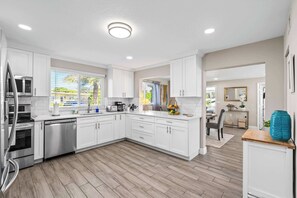 冷蔵庫、電子レンジ、オーブン、コンロ