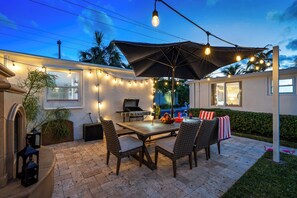Outdoor dining - Delray Heated Pool Villa Close to Downtown & Beach (Delray Beach)