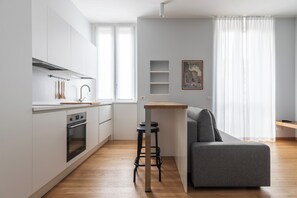 Huoneisto | Yksityinen keittiö | Täysikokoinen jääkaappi, liesi, astianpesukone, espressokone
