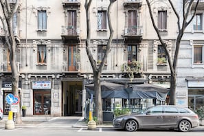 A building with a storefront labeled "marcelini auto" and a parked car. - easyhomes - Eustachi (Milan)