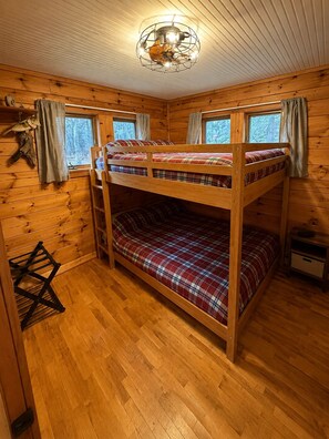 2 bedrooms, free WiFi, bed sheets - Lakefront Fishing Retreat on ATV Trails + Dock (St. Germain)