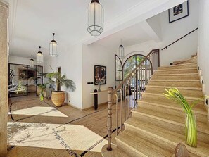 المنشأة من الداخل