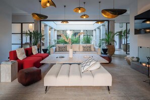 المنشأة من الداخل