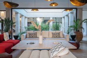 المنشأة من الداخل