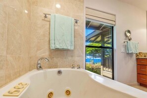 Shower, hair dryer, towels, shampoo - Spacious 2 Level Ocean View Kaanapali Condo - AC, 2 Lanai, Walk to Beach (Lahaina)