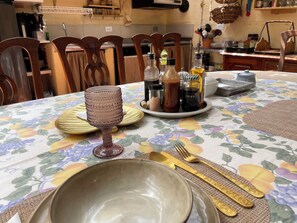 Refrigerador, horno, parrilla de estufa y utensilios de cocina 