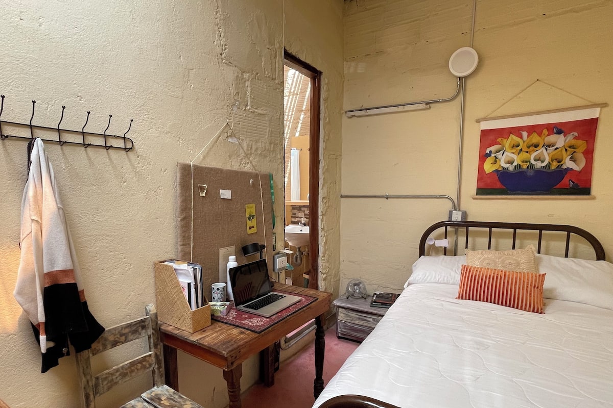 Habitación básica | Escritorio y espacio para trabajar con laptop