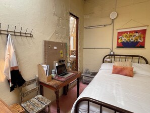 Desk, laptop workspace, iron/ironing board, free WiFi - Coliving Granada (Envigado)