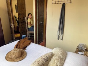 Comfort Room | Desk, laptop workspace, iron/ironing board, free WiFi - Coliving Granada (Envigado)