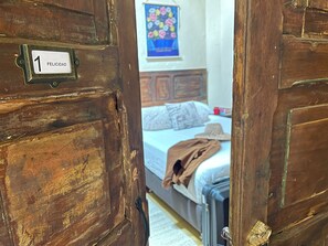 Comfort Room | Desk, laptop workspace, iron/ironing board, free WiFi - Coliving Granada (Envigado)