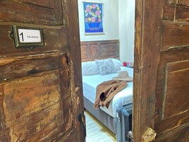 Escritorio y espacio para trabajar con laptop