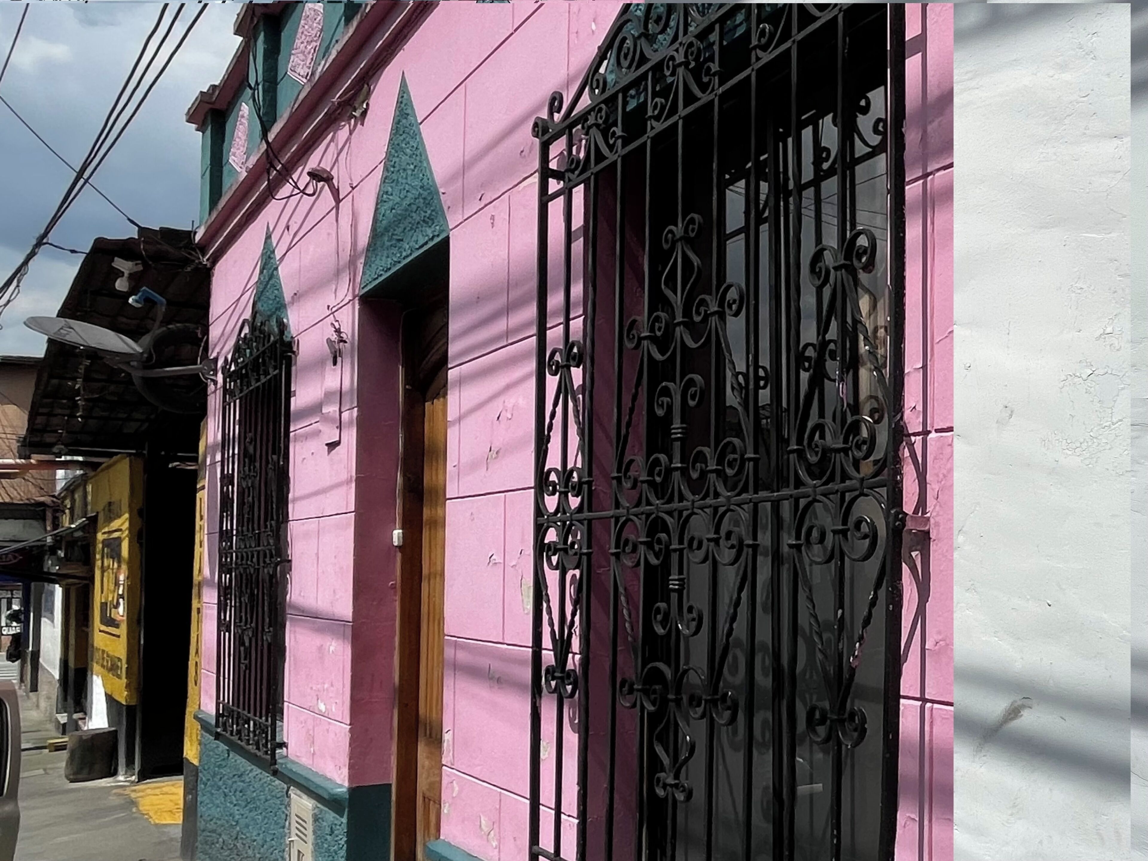 Vista frontal de la propiedad